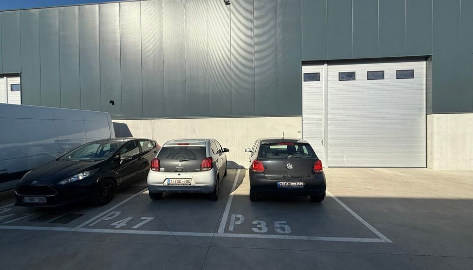 Zeer goed gelegen magazijn te huur (KMO unit) van 262m&sup2; met 1 parkeerplaats, gelegen op een uitstekende locatie te Lede.  Het magazijn kan gebruikt worden als opslagruimte en/of atelierruimte. De ge&iuml;soleerd loods is opgebouwd uit een staalstructuur met 