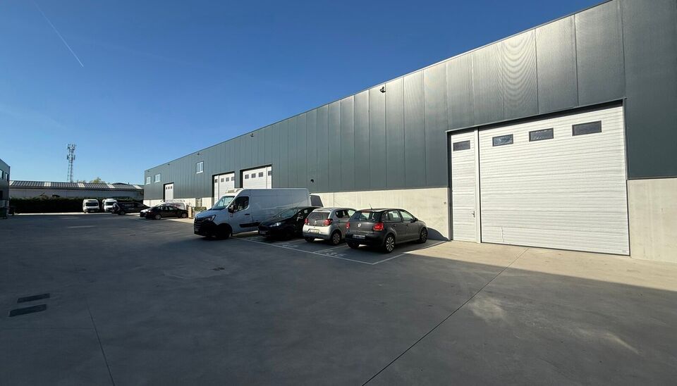 Zeer goed gelegen magazijn te huur (KMO unit) van 262m&sup2; met 1 parkeerplaats, gelegen op een uitstekende locatie te Lede.  Het magazijn kan gebruikt worden als opslagruimte en/of atelierruimte. De ge&iuml;soleerd loods is opgebouwd uit een staalstructuur met 