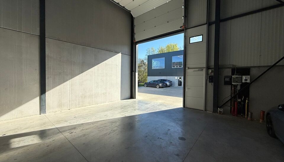 Zeer goed gelegen magazijn te huur (KMO unit) van 262m&sup2; met 1 parkeerplaats, gelegen op een uitstekende locatie te Lede.  Het magazijn kan gebruikt worden als opslagruimte en/of atelierruimte. De ge&iuml;soleerd loods is opgebouwd uit een staalstructuur met 
