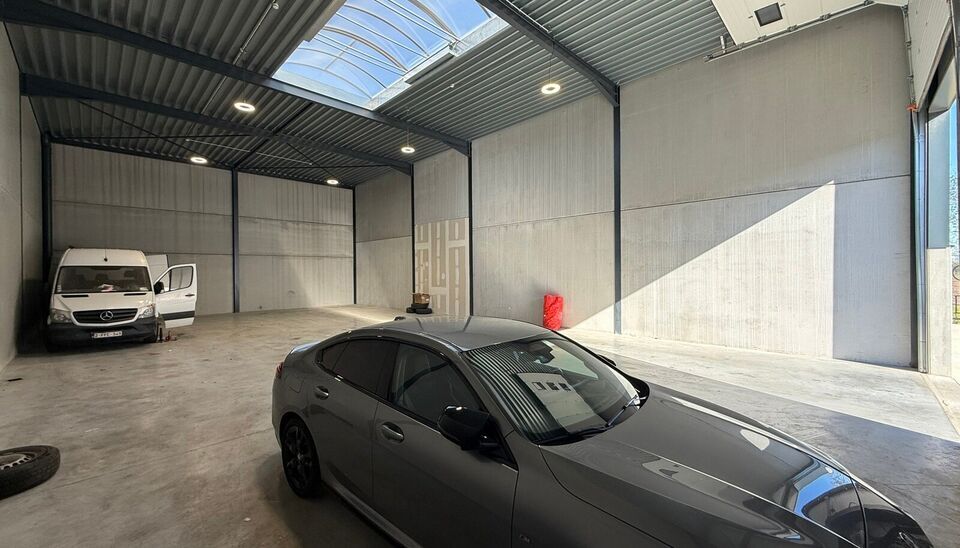 Zeer goed gelegen magazijn te huur (KMO unit) van 262m&sup2; met 1 parkeerplaats, gelegen op een uitstekende locatie te Lede.  Het magazijn kan gebruikt worden als opslagruimte en/of atelierruimte. De ge&iuml;soleerd loods is opgebouwd uit een staalstructuur met 