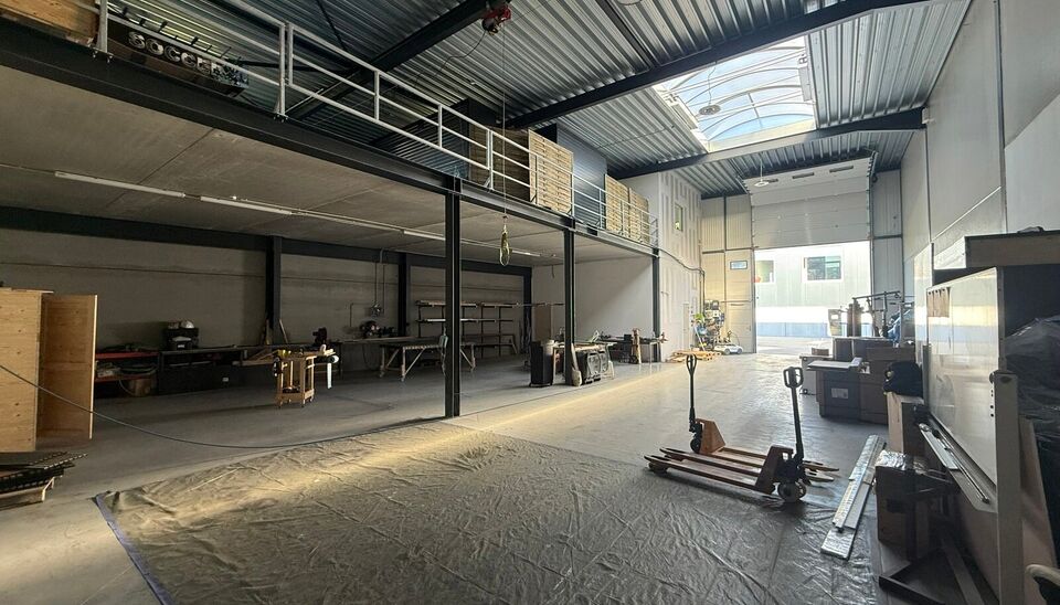 Zeer goed gelegen magazijn te huur (KMO unit) van 550 m&sup2; (twee aaneensluitende units met een doorgang ertussen), met mezzanine van 140 m&sup2; en 3 parkeerplaatsen, gelegen op een uitstekende locatie te Lede.
Het magazijn kan gebruikt worden als opslagruimte