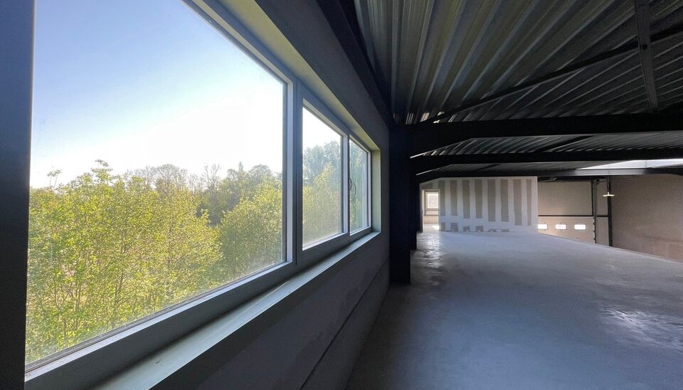 Zeer goed gelegen magazijn te huur (KMO unit) van 550 m&sup2; (twee aaneensluitende units met een doorgang ertussen), met mezzanine van 140 m&sup2; en 3 parkeerplaatsen, gelegen op een uitstekende locatie te Lede.
Het magazijn kan gebruikt worden als opslagruimte