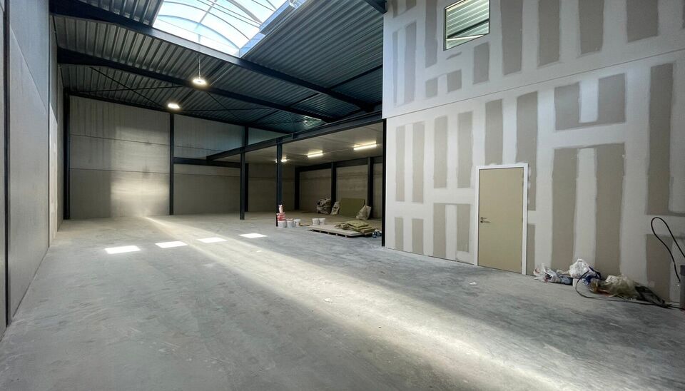 Zeer goed gelegen magazijn te huur (KMO unit) van 550 m&sup2; (twee aaneensluitende units met een doorgang ertussen), met mezzanine van 140 m&sup2; en 3 parkeerplaatsen, gelegen op een uitstekende locatie te Lede.
Het magazijn kan gebruikt worden als opslagruimte
