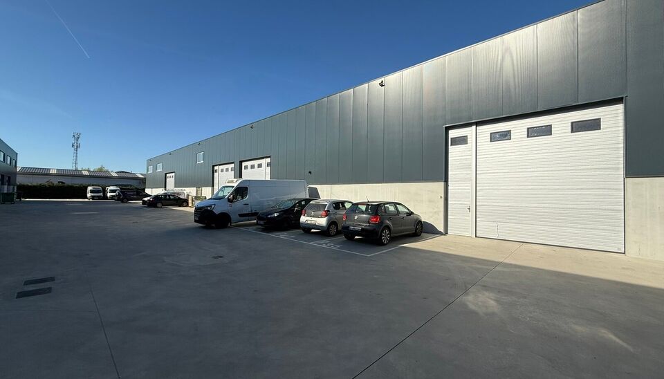 Zeer goed gelegen magazijn te huur (KMO unit) van 550 m&sup2; (twee aaneensluitende units met een doorgang ertussen), met mezzanine van 140 m&sup2; en 3 parkeerplaatsen, gelegen op een uitstekende locatie te Lede.
Het magazijn kan gebruikt worden als opslagruimte