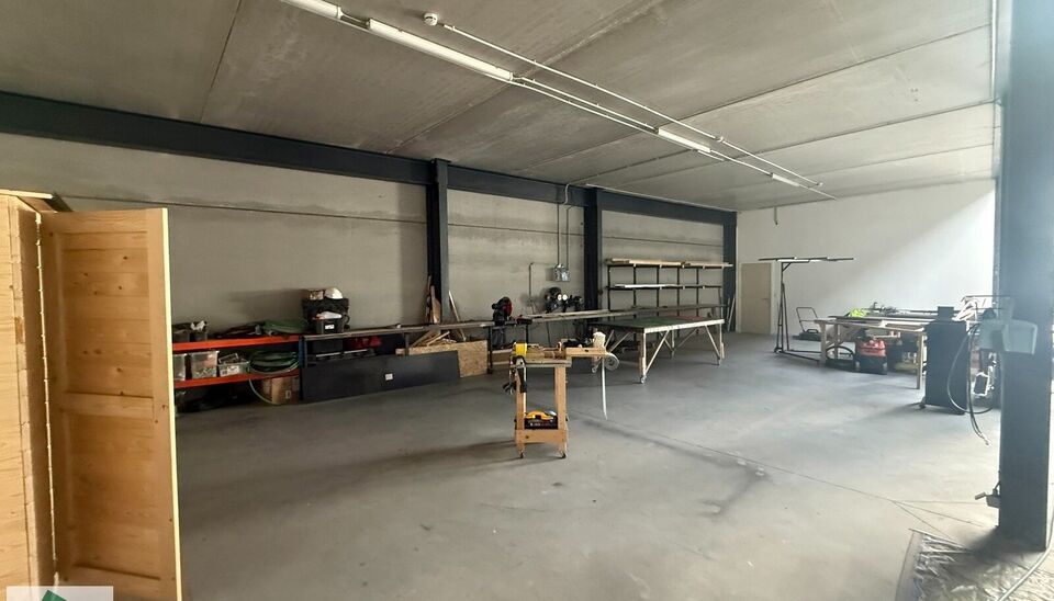 Zeer goed gelegen magazijn te huur (KMO unit) van 541m&sup2; (twee aaneensluitende units met een doorgang ertussen), met mezzanine van 140 m&sup2; en 3 parkeerplaatsen, gelegen op een uitstekende locatie te Lede.
Het magazijn kan gebruikt worden als opslagruimte 