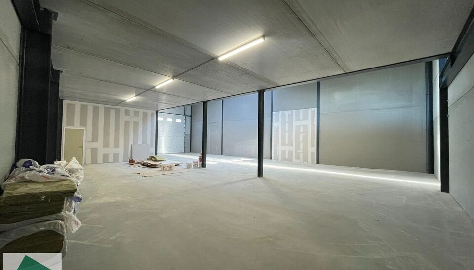 Zeer goed gelegen magazijn te huur (KMO unit) van 288m&sup2; met mezzanine van 140m&sup2; en 2 parkings, gelegen op een uitstekende locatie te Lede.  Het magazijn kan gebruikt worden als opslagruimte en/of atelierruimte. De ge&iuml;soleerd loods is opgebouwd uit een 