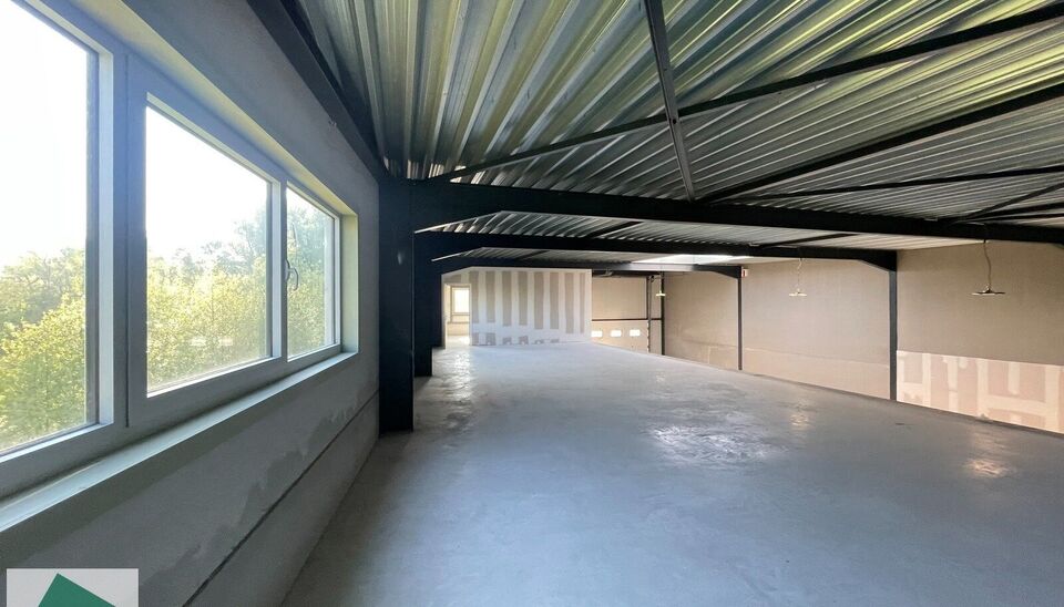 Zeer goed gelegen magazijn te huur (KMO unit) van 288m&sup2; met mezzanine van 140m&sup2; en 2 parkings, gelegen op een uitstekende locatie te Lede.  Het magazijn kan gebruikt worden als opslagruimte en/of atelierruimte. De ge&iuml;soleerd loods is opgebouwd uit een 