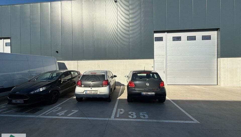 Zeer goed gelegen magazijn te huur (KMO unit) van 253m&sup2; met 1 parkeerplaats, gelegen op een uitstekende locatie te Lede.  Het magazijn kan gebruikt worden als opslagruimte en/of atelierruimte. De ge&iuml;soleerd loods is opgebouwd uit een staalstructuur met 