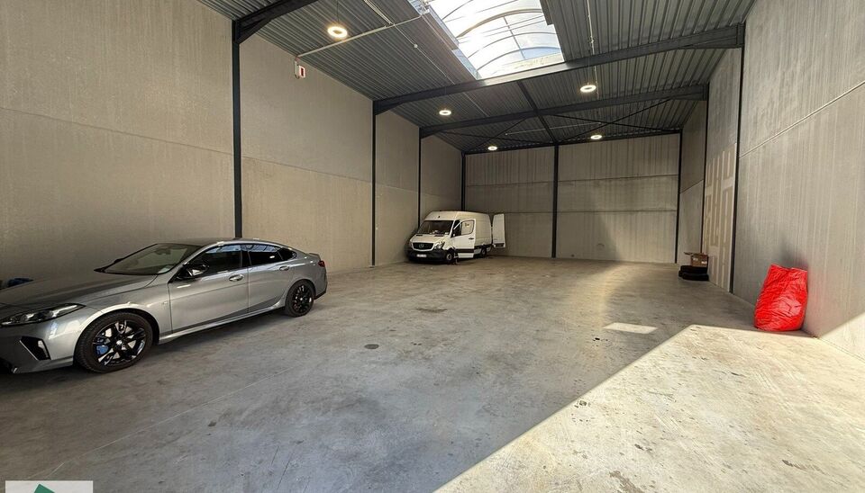 Zeer goed gelegen magazijn te huur (KMO unit) van 253m&sup2; met 1 parkeerplaats, gelegen op een uitstekende locatie te Lede.  Het magazijn kan gebruikt worden als opslagruimte en/of atelierruimte. De ge&iuml;soleerd loods is opgebouwd uit een staalstructuur met 