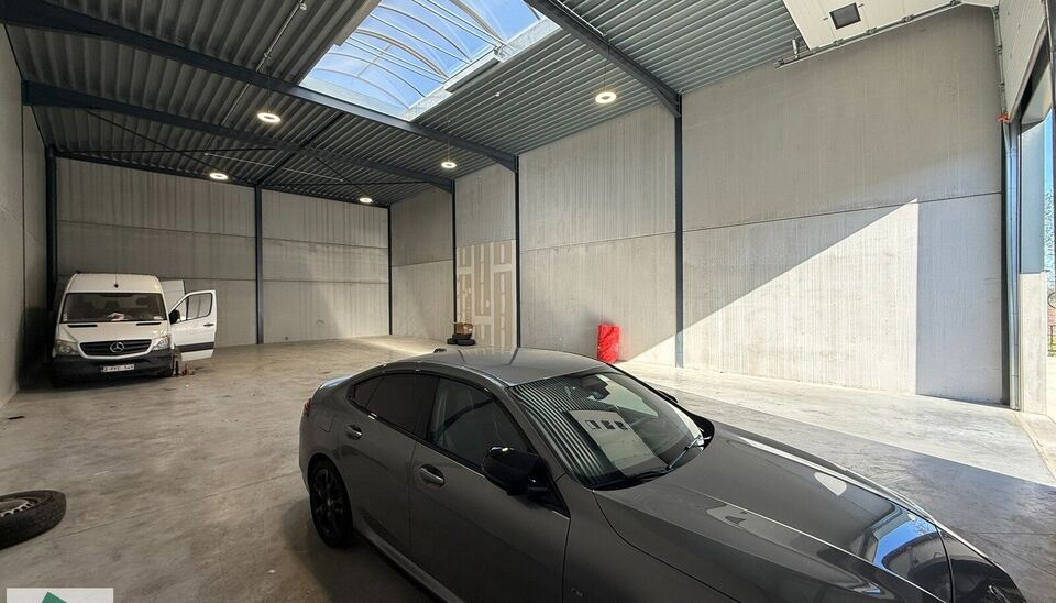 Zeer goed gelegen magazijn te huur (KMO unit) van 253m&sup2; met 1 parkeerplaats, gelegen op een uitstekende locatie te Lede.  Het magazijn kan gebruikt worden als opslagruimte en/of atelierruimte. De ge&iuml;soleerd loods is opgebouwd uit een staalstructuur met 
