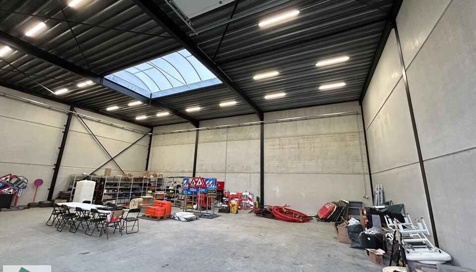 KMO unit van 265m&sup2; met 2 parkeerplaatsen te huur gelegen in de &ldquo;Lokeren Biznispark&rdquo;- industriepark E17/4.
Ligging: Vlotte bereikbaarheid op slechts 3 km van de afrit E17 Lokeren gelegen tussen Gent en Antwerpen naast  de nieuwe site van Barry Calleba