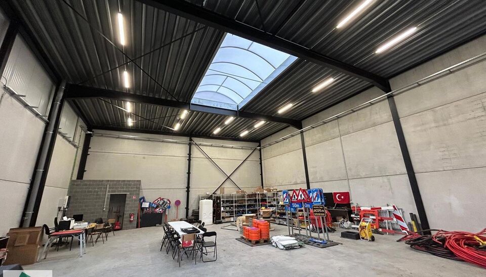 KMO unit van 265m&sup2; met 2 parkeerplaatsen te huur gelegen in de &ldquo;Lokeren Biznispark&rdquo;- industriepark E17/4.
Ligging: Vlotte bereikbaarheid op slechts 3 km van de afrit E17 Lokeren gelegen tussen Gent en Antwerpen naast  de nieuwe site van Barry Calleba