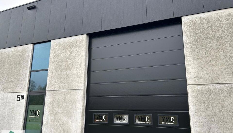 KMO unit van 265m&sup2; met 2 parkeerplaatsen te huur gelegen in de &ldquo;Lokeren Biznispark&rdquo;- industriepark E17/4.
Ligging: Vlotte bereikbaarheid op slechts 3 km van de afrit E17 Lokeren gelegen tussen Gent en Antwerpen naast  de nieuwe site van Barry Calleba