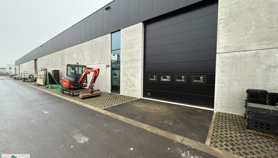 KMO unit van 265m&sup2; met 2 parkeerplaatsen te huur gelegen in de &ldquo;Lokeren Biznispark&rdquo;- industriepark E17/4.
Ligging: Vlotte bereikbaarheid op slechts 3 km van de afrit E17 Lokeren gelegen tussen Gent en Antwerpen naast  de nieuwe site van Barry Calleba