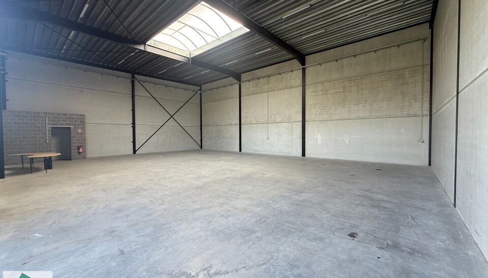 KMO unit van 265m&sup2; met 2 parkeerplaatsen te huur gelegen in de &ldquo;Lokeren Biznispark&rdquo;- industriepark E17/4.
Ligging: Vlotte bereikbaarheid op slechts 3 km van de afrit E17 Lokeren gelegen tussen Gent en Antwerpen naast  de nieuwe site van Barry Calleba