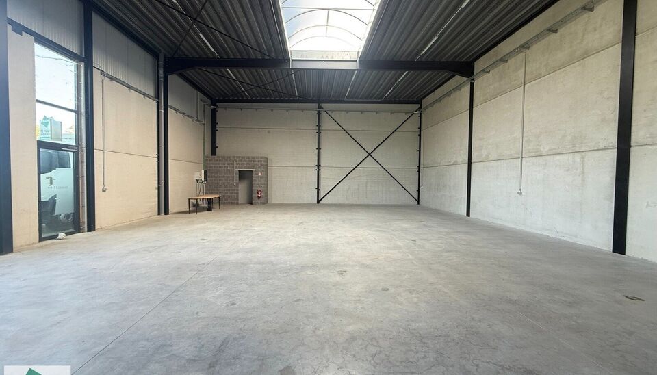 KMO unit van 265m&sup2; met 2 parkeerplaatsen te huur gelegen in de &ldquo;Lokeren Biznispark&rdquo;- industriepark E17/4.
Ligging: Vlotte bereikbaarheid op slechts 3 km van de afrit E17 Lokeren gelegen tussen Gent en Antwerpen naast  de nieuwe site van Barry Calleba