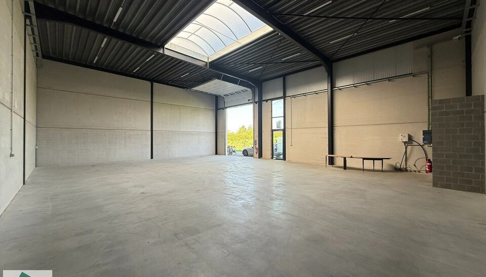KMO unit van 265m&sup2; met 2 parkeerplaatsen te huur gelegen in de &ldquo;Lokeren Biznispark&rdquo;- industriepark E17/4.
Ligging: Vlotte bereikbaarheid op slechts 3 km van de afrit E17 Lokeren gelegen tussen Gent en Antwerpen naast  de nieuwe site van Barry Calleba