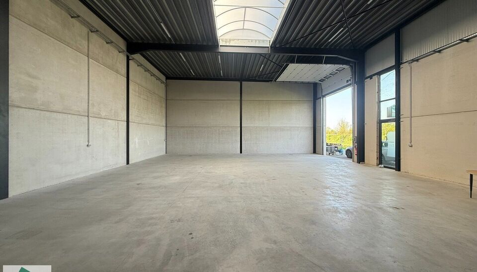 KMO unit van 265m&sup2; met 2 parkeerplaatsen te huur gelegen in de &ldquo;Lokeren Biznispark&rdquo;- industriepark E17/4.
Ligging: Vlotte bereikbaarheid op slechts 3 km van de afrit E17 Lokeren gelegen tussen Gent en Antwerpen naast  de nieuwe site van Barry Calleba