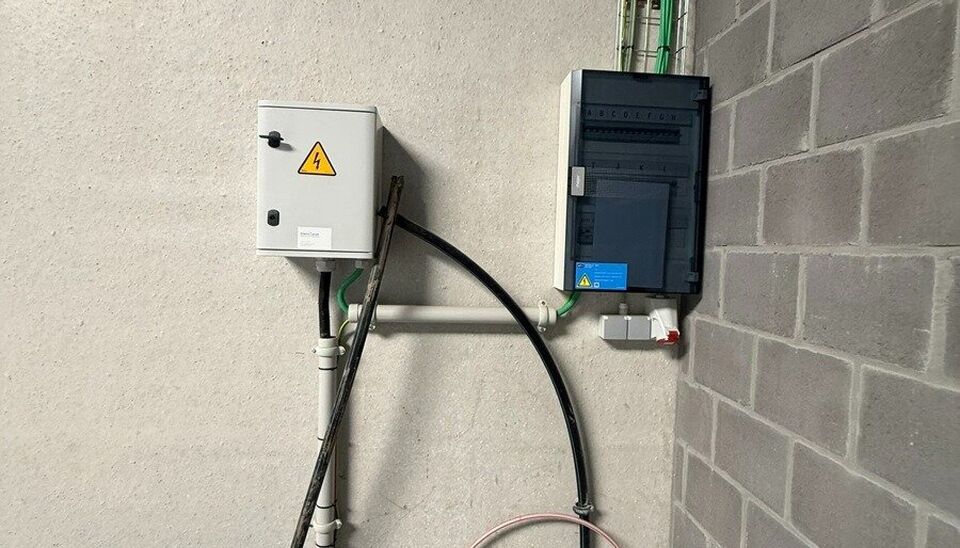 KMO unit van 265m&sup2; met 2 parkeerplaatsen te huur gelegen in de &ldquo;Lokeren Biznispark&rdquo;- industriepark E17/4.
Ligging: Vlotte bereikbaarheid op slechts 3 km van de afrit E17 Lokeren gelegen tussen Gent en Antwerpen naast  de nieuwe site van Barry Calleba