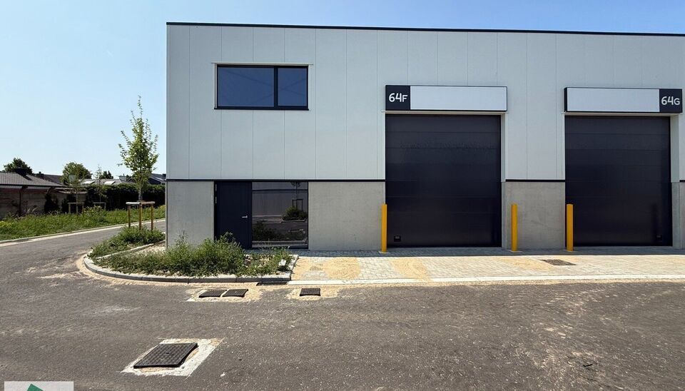 In de Vijverwegel te Melle bieden we een magazijn van 216 m² te huur aan, inclusief twee private parkeerplaatsen. Deze locatie is bijzonder strategisch gelegen aan de zuidrand van Gent, met een uitstekende ontsluiting richting de belangrijkste verkeers