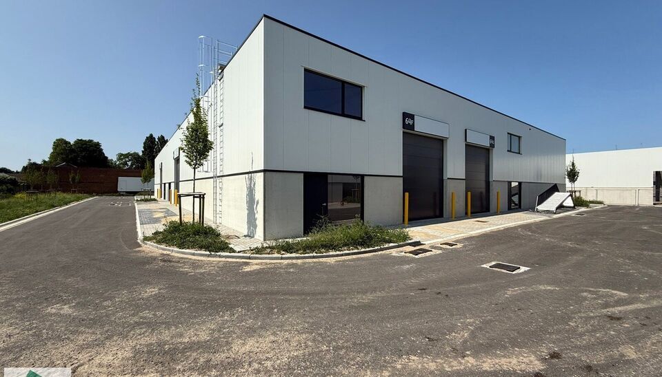 In de Vijverwegel te Melle bieden we een magazijn van 216 m² te huur aan, inclusief twee private parkeerplaatsen. Deze locatie is bijzonder strategisch gelegen aan de zuidrand van Gent, met een uitstekende ontsluiting richting de belangrijkste verkeers