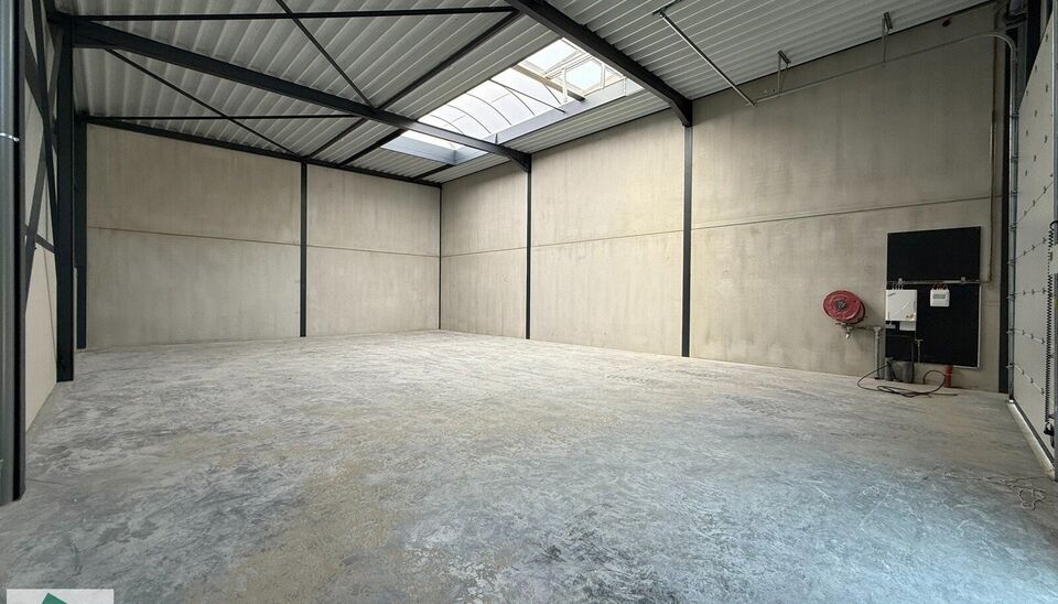 In de Vijverwegel te Melle bieden we een magazijn van 216 m² te huur aan, inclusief twee private parkeerplaatsen. Deze locatie is bijzonder strategisch gelegen aan de zuidrand van Gent, met een uitstekende ontsluiting richting de belangrijkste verkeers