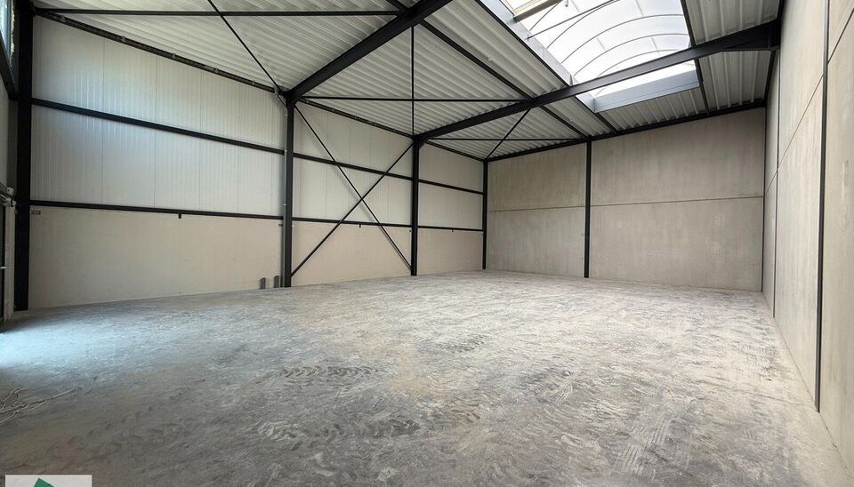 In de Vijverwegel te Melle bieden we een magazijn van 216 m² te huur aan, inclusief twee private parkeerplaatsen. Deze locatie is bijzonder strategisch gelegen aan de zuidrand van Gent, met een uitstekende ontsluiting richting de belangrijkste verkeers