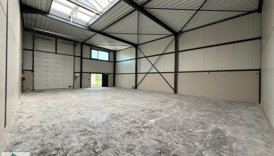 In de Vijverwegel te Melle bieden we een magazijn van 216 m² te huur aan, inclusief twee private parkeerplaatsen. Deze locatie is bijzonder strategisch gelegen aan de zuidrand van Gent, met een uitstekende ontsluiting richting de belangrijkste verkeers