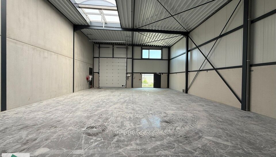 In de Vijverwegel te Melle bieden we een magazijn van 216 m² te huur aan, inclusief twee private parkeerplaatsen. Deze locatie is bijzonder strategisch gelegen aan de zuidrand van Gent, met een uitstekende ontsluiting richting de belangrijkste verkeers