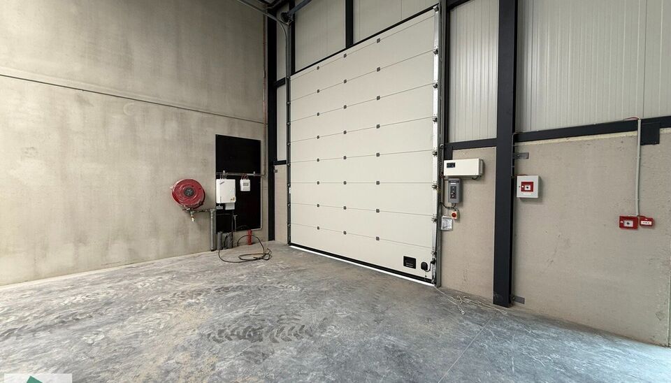 In de Vijverwegel te Melle bieden we een magazijn van 216 m² te huur aan, inclusief twee private parkeerplaatsen. Deze locatie is bijzonder strategisch gelegen aan de zuidrand van Gent, met een uitstekende ontsluiting richting de belangrijkste verkeers