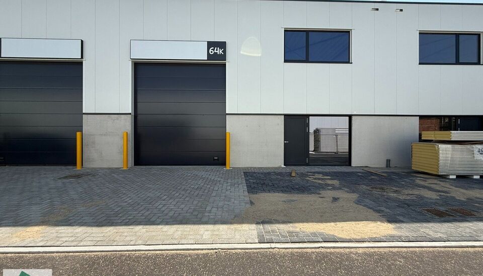 In de Vijverwegel te Melle bieden we een magazijn van 216 m² te huur aan, inclusief twee private parkeerplaatsen. Deze locatie is bijzonder strategisch gelegen aan de zuidrand van Gent, met een uitstekende ontsluiting richting de belangrijkste verkeers