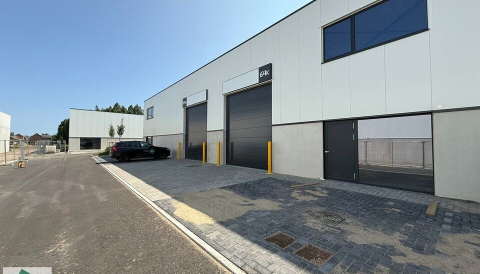 In de Vijverwegel te Melle bieden we een magazijn van 216 m² te huur aan, inclusief twee private parkeerplaatsen. Deze locatie is bijzonder strategisch gelegen aan de zuidrand van Gent, met een uitstekende ontsluiting richting de belangrijkste verkeers