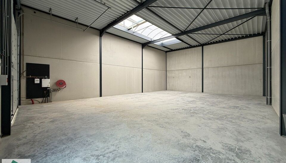 In de Vijverwegel te Melle bieden we een magazijn van 216 m² te huur aan, inclusief twee private parkeerplaatsen. Deze locatie is bijzonder strategisch gelegen aan de zuidrand van Gent, met een uitstekende ontsluiting richting de belangrijkste verkeers