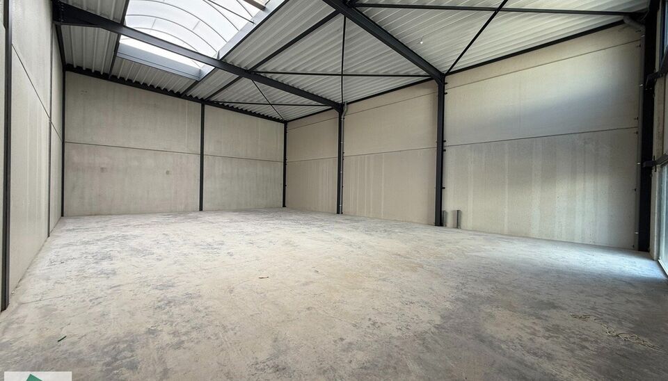 In de Vijverwegel te Melle bieden we een magazijn van 216 m² te huur aan, inclusief twee private parkeerplaatsen. Deze locatie is bijzonder strategisch gelegen aan de zuidrand van Gent, met een uitstekende ontsluiting richting de belangrijkste verkeers