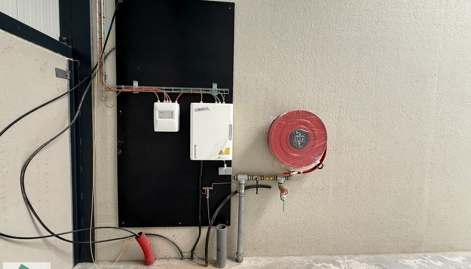 In de Vijverwegel te Melle bieden we een magazijn van 216 m² te huur aan, inclusief twee private parkeerplaatsen. Deze locatie is bijzonder strategisch gelegen aan de zuidrand van Gent, met een uitstekende ontsluiting richting de belangrijkste verkeers