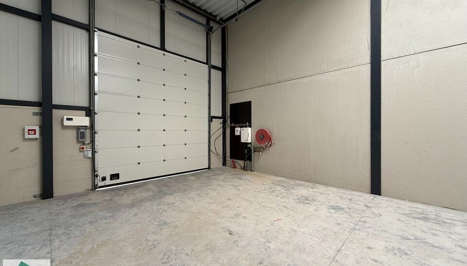 In de Vijverwegel te Melle bieden we een magazijn van 216 m² te huur aan, inclusief twee private parkeerplaatsen. Deze locatie is bijzonder strategisch gelegen aan de zuidrand van Gent, met een uitstekende ontsluiting richting de belangrijkste verkeers
