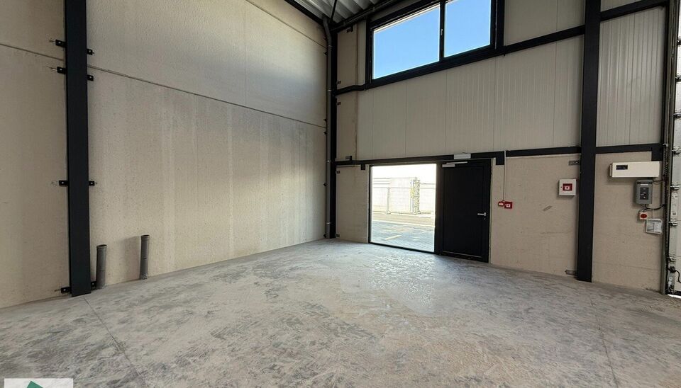 In de Vijverwegel te Melle bieden we een magazijn van 216 m² te huur aan, inclusief twee private parkeerplaatsen. Deze locatie is bijzonder strategisch gelegen aan de zuidrand van Gent, met een uitstekende ontsluiting richting de belangrijkste verkeers