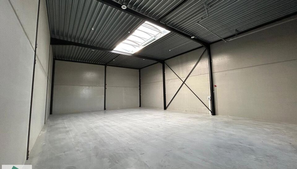 In het nieuwe bedrijvenpark &ldquo;Thea&rdquo; biedt KUPA IMMO nieuwe magazijnen te huur aan.
De Careelstraat ligt in het zuiden van Tielt, in een zone die vooral gericht is op KMO&rsquo;s, logistiek en ambachtelijke bedrijven. De site bevindt zich op slechts 2 &agrave; 3 