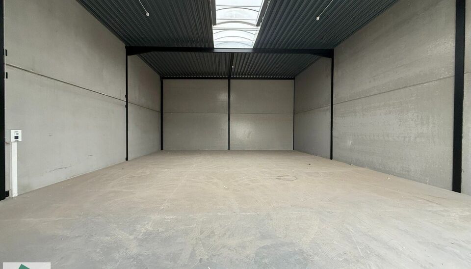 -SUMMERDEAL- 
In het nieuwe bedrijvenpark &ldquo;Thea&rdquo; biedt KUPA IMMO nieuwe magazijnen te huur aan.
De Careelstraat ligt in het zuiden van Tielt, in een zone die vooral gericht is op KMO&rsquo;s, logistiek en ambachtelijke bedrijven. De site bevindt zich op s