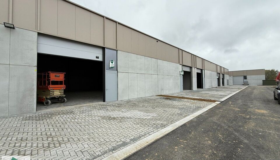 -SUMMERDEAL- 
In het nieuwe bedrijvenpark &ldquo;Thea&rdquo; biedt KUPA IMMO nieuwe magazijnen te huur aan.
De Careelstraat ligt in het zuiden van Tielt, in een zone die vooral gericht is op KMO&rsquo;s, logistiek en ambachtelijke bedrijven. De site bevindt zich op s