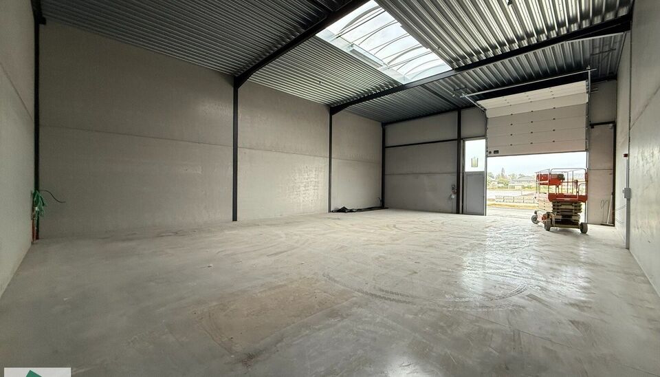 -SUMMERDEAL- 
In het nieuwe bedrijvenpark &ldquo;Thea&rdquo; biedt KUPA IMMO nieuwe magazijnen te huur aan.
De Careelstraat ligt in het zuiden van Tielt, in een zone die vooral gericht is op KMO&rsquo;s, logistiek en ambachtelijke bedrijven. De site bevindt zich op s