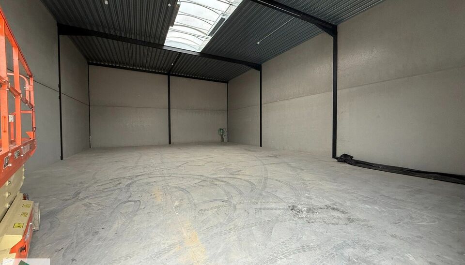 -SUMMERDEAL- 
In het nieuwe bedrijvenpark &ldquo;Thea&rdquo; biedt KUPA IMMO nieuwe magazijnen te huur aan.
De Careelstraat ligt in het zuiden van Tielt, in een zone die vooral gericht is op KMO&rsquo;s, logistiek en ambachtelijke bedrijven. De site bevindt zich op s