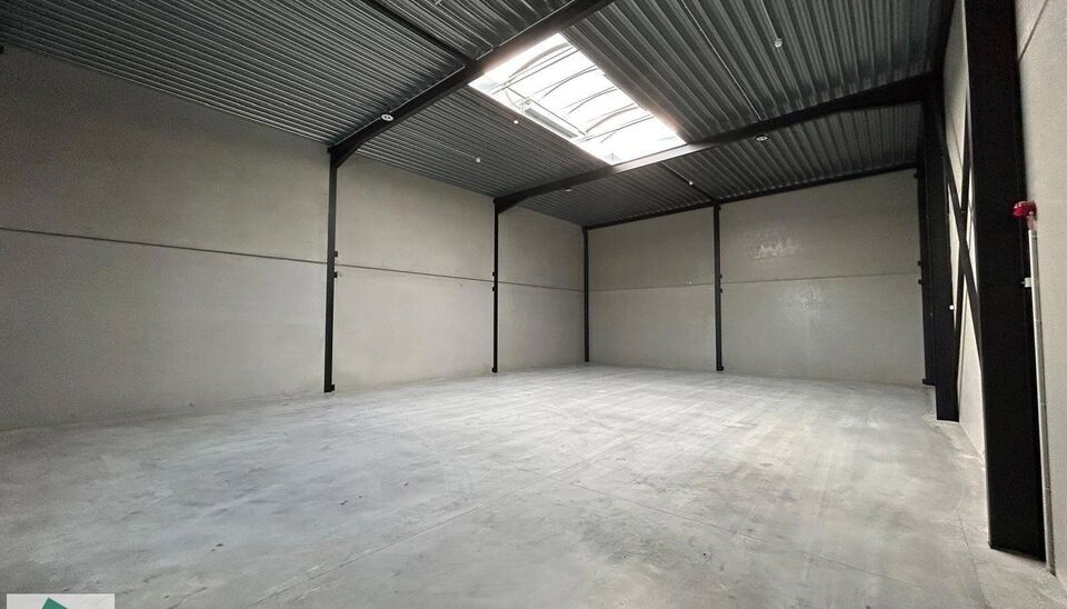 -SUMMERDEAL- 
In het nieuwe bedrijvenpark &ldquo;Thea&rdquo; biedt KUPA IMMO nieuwe magazijnen te huur aan.
De Careelstraat ligt in het zuiden van Tielt, in een zone die vooral gericht is op KMO&rsquo;s, logistiek en ambachtelijke bedrijven. De site bevindt zich op s