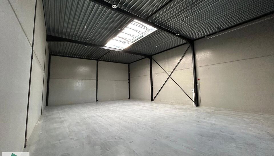 -SUMMERDEAL- 
In het nieuwe bedrijvenpark &ldquo;Thea&rdquo; biedt KUPA IMMO nieuwe magazijnen te huur aan.
De Careelstraat ligt in het zuiden van Tielt, in een zone die vooral gericht is op KMO&rsquo;s, logistiek en ambachtelijke bedrijven. De site bevindt zich op s