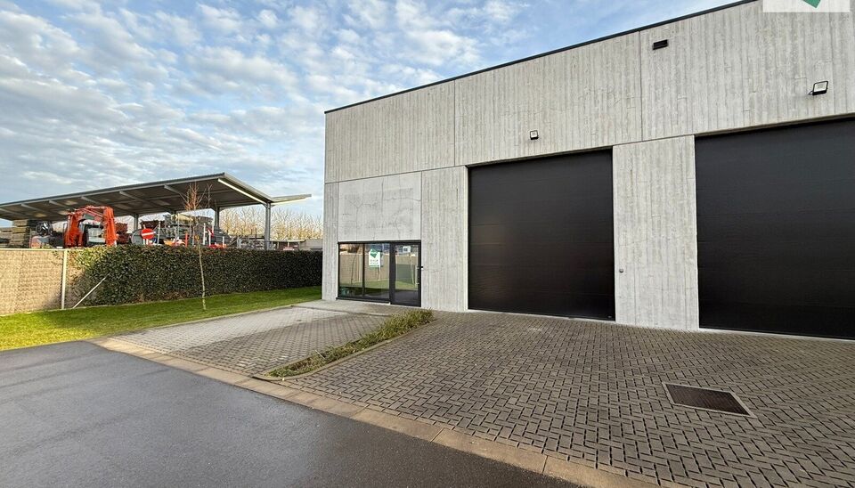 Dit magazijn van 187 m&sup2; met twee privatieve staanplaatsen is gelegen in het bedrijvencomplex Bilkhage te Waregem en geniet van een uitstekende bereikbaarheid nabij de expresweg, N43, R35 en E17. Dankzij deze strategische ligging vormt het pand een ideale