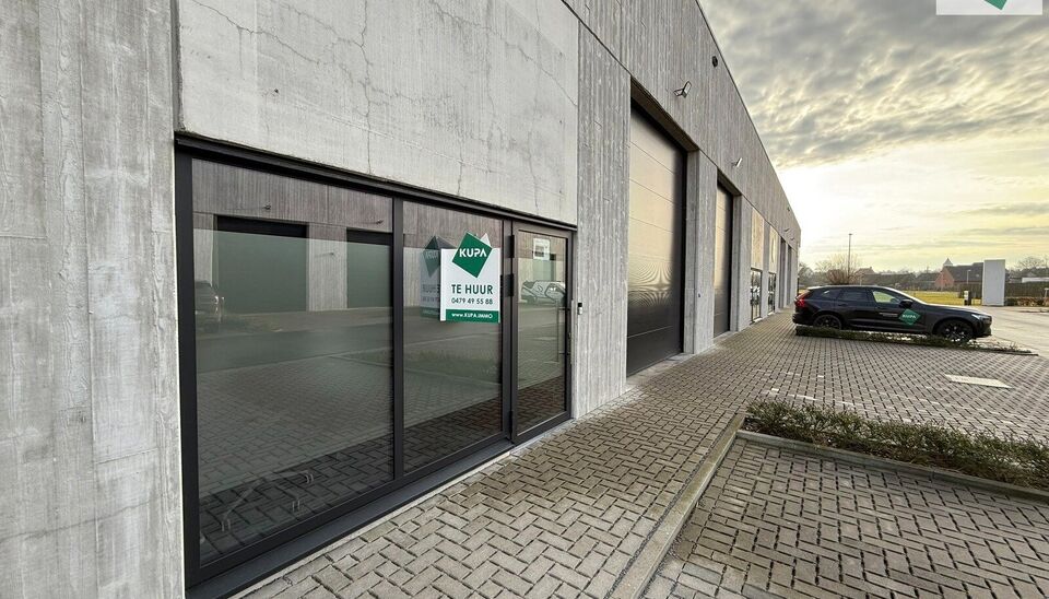 Dit magazijn van 187 m&sup2; met twee privatieve staanplaatsen is gelegen in het bedrijvencomplex Bilkhage te Waregem en geniet van een uitstekende bereikbaarheid nabij de expresweg, N43, R35 en E17. Dankzij deze strategische ligging vormt het pand een ideale