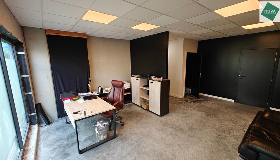 Dit magazijn van 187 m&sup2; met twee privatieve staanplaatsen is gelegen in het bedrijvencomplex Bilkhage te Waregem en geniet van een uitstekende bereikbaarheid nabij de expresweg, N43, R35 en E17. Dankzij deze strategische ligging vormt het pand een ideale