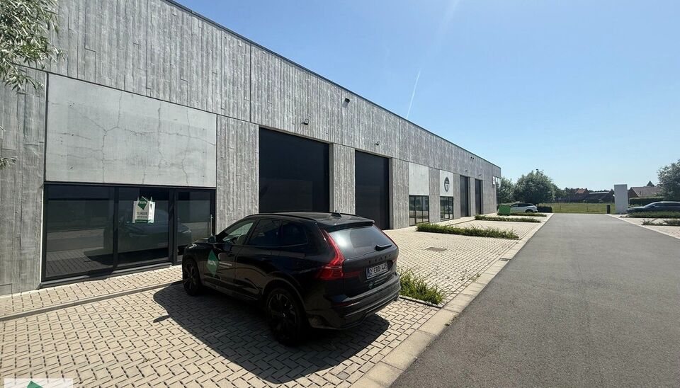 Dit magazijn van 187 m&sup2; met twee privatieve staanplaatsen is gelegen in het bedrijvencomplex Bilkhage te Waregem en geniet van een uitstekende bereikbaarheid nabij de expresweg, N43, R35 en E17. Dankzij deze strategische ligging vormt het pand een ideale