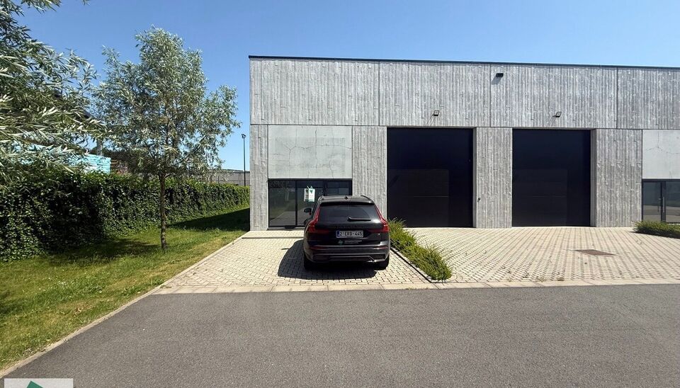 Dit magazijn van 187 m&sup2; met twee privatieve staanplaatsen is gelegen in het bedrijvencomplex Bilkhage te Waregem en geniet van een uitstekende bereikbaarheid nabij de expresweg, N43, R35 en E17. Dankzij deze strategische ligging vormt het pand een ideale