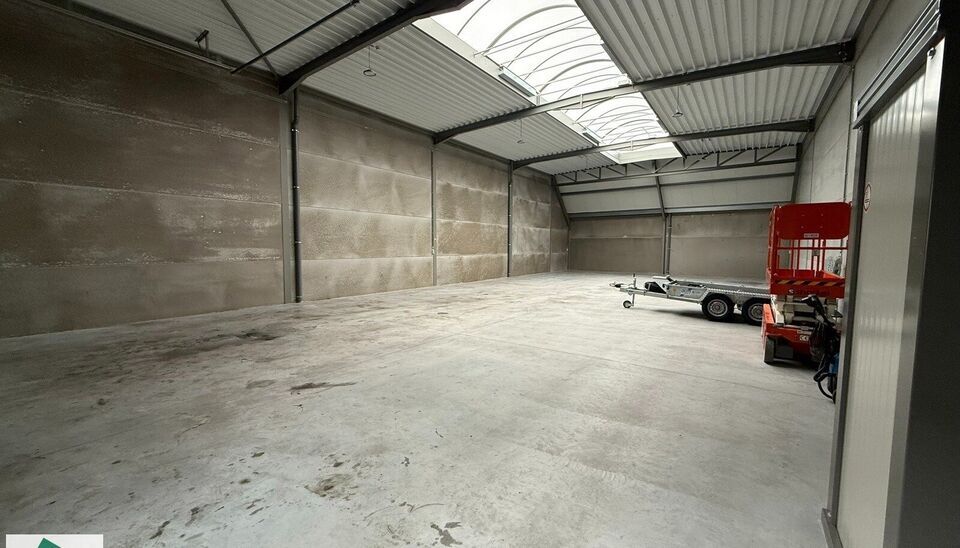 Deze KMO-unit geniet van een zeer goede ligging nabij de N43. Het magazijn heeft een oppervlakte van 312 m&sup2; en beschikt over 2 parkeerplaatsen voor de deur.
De unit is geschikt als opslagruimte en/of atelierruimte en biedt een praktische indeling voor di